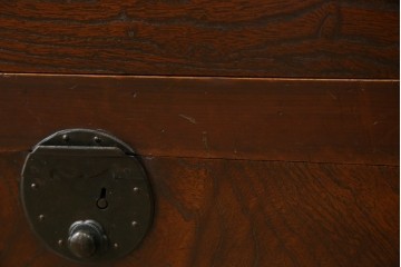 和製アンティーク　天板欅(ケヤキ)材　一枚板の風合い豊かな時代箪笥ローボード　(R-085333)