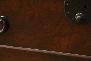 和製アンティーク　天板欅(ケヤキ)材　一枚板の風合い豊かな時代箪笥ローボード　(R-085333)