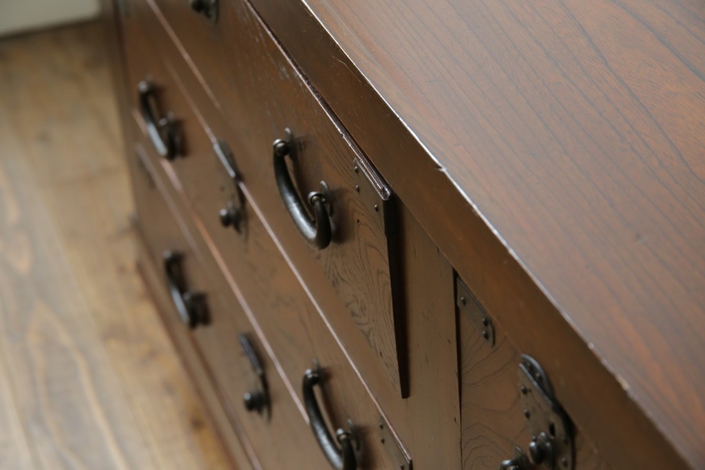 和製アンティーク　天板欅(ケヤキ)材　一枚板の風合い豊かな時代箪笥ローボード　(R-085333)