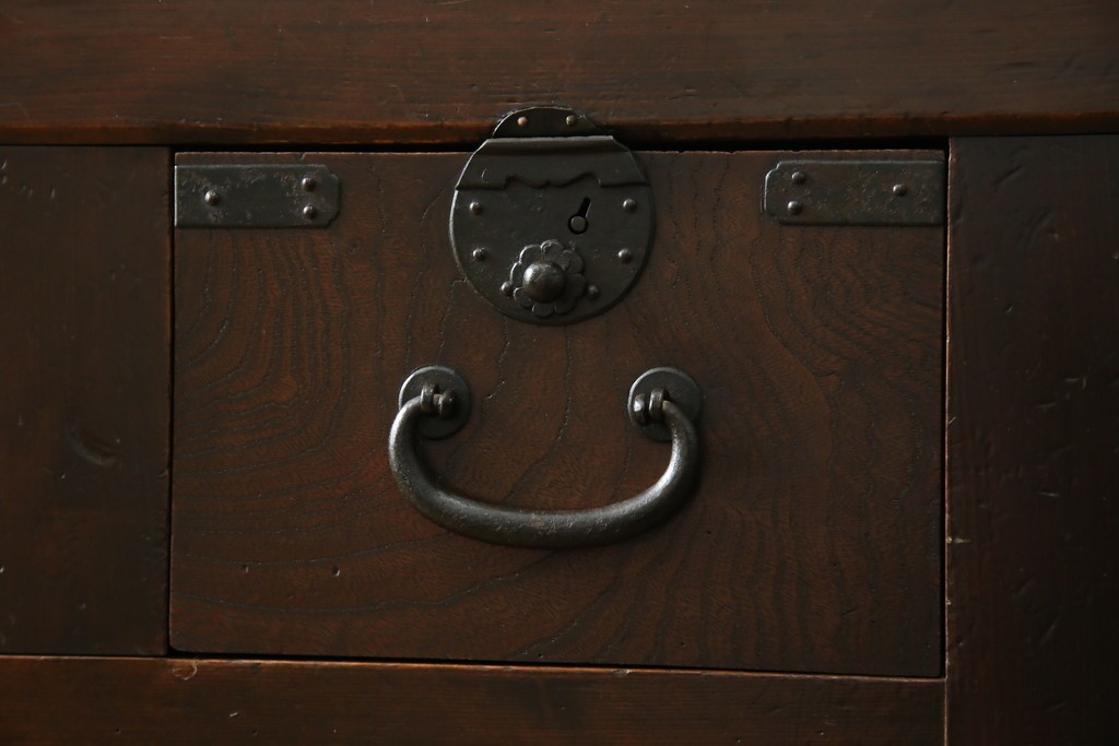 和製アンティーク　天板欅(ケヤキ)材　一枚板の風合い豊かな時代箪笥ローボード　(R-085333)