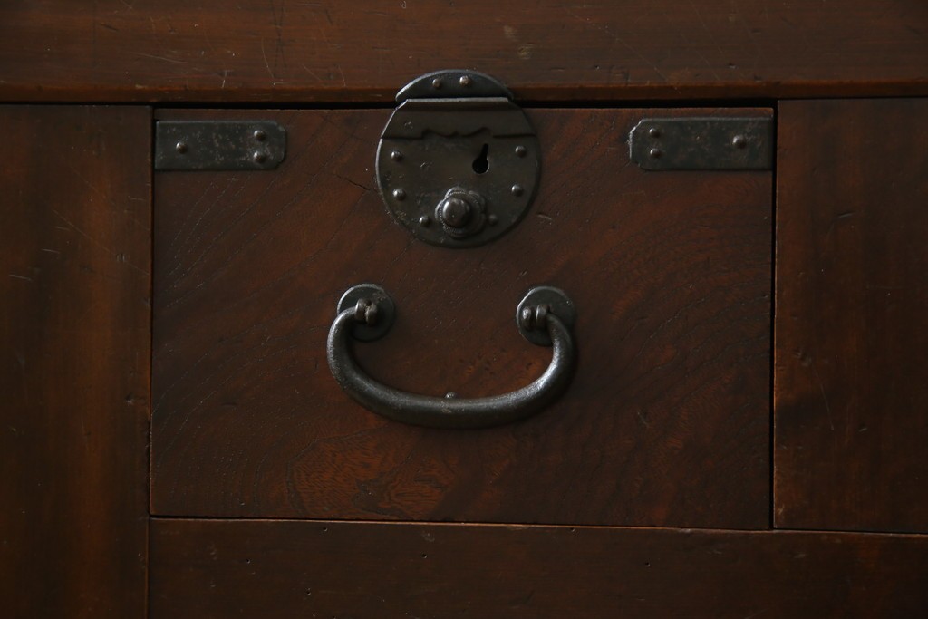 和製アンティーク　天板欅(ケヤキ)材　一枚板の風合い豊かな時代箪笥ローボード　(R-085333)