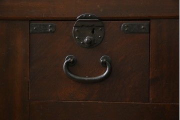 和製アンティーク　天板欅(ケヤキ)材　一枚板の風合い豊かな時代箪笥ローボード　(R-085333)