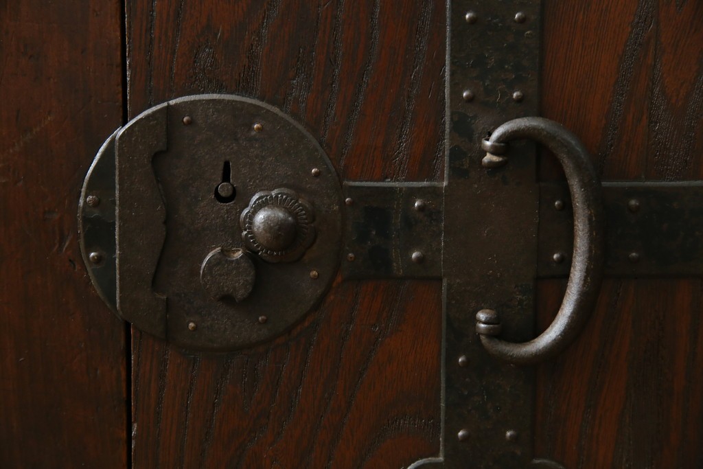 和製アンティーク　天板欅(ケヤキ)材　一枚板の風合い豊かな時代箪笥ローボード　(R-085333)