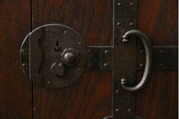 和製アンティーク　天板欅(ケヤキ)材　一枚板の風合い豊かな時代箪笥ローボード　(R-085333)