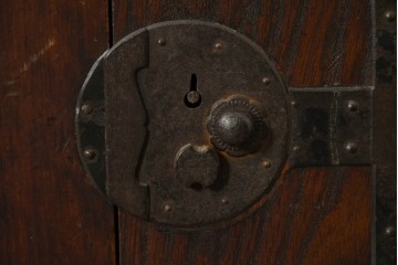 和製アンティーク　天板欅(ケヤキ)材　一枚板の風合い豊かな時代箪笥ローボード　(R-085333)