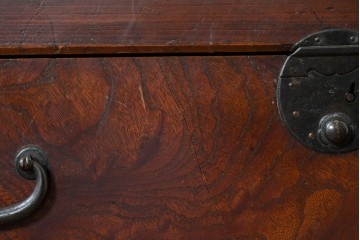 和製アンティーク　天板欅(ケヤキ)材　一枚板の風合い豊かな時代箪笥ローボード　(R-085333)