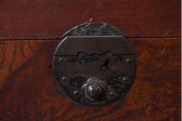 和製アンティーク　天板欅(ケヤキ)材　一枚板の風合い豊かな時代箪笥ローボード　(R-085333)