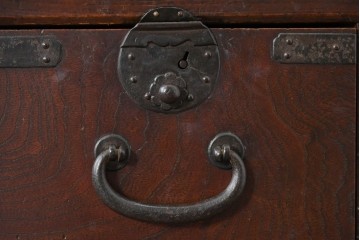 和製アンティーク　天板欅(ケヤキ)材　一枚板の風合い豊かな時代箪笥ローボード　(R-085333)