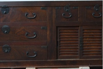 和製アンティーク　天板欅(ケヤキ)材　一枚板の風合い豊かな時代箪笥ローボード　(R-085333)