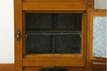 和製ヴィンテージ　十一屋(JUICHIYA)　上部が開く希少デザインのレトロな木製冷蔵庫　(R-085334)