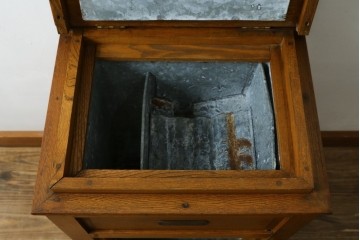 和製ヴィンテージ　十一屋(JUICHIYA)　上部が開く希少デザインのレトロな木製冷蔵庫　(R-085334)