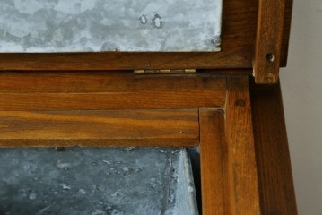 和製ヴィンテージ　十一屋(JUICHIYA)　上部が開く希少デザインのレトロな木製冷蔵庫　(R-085334)