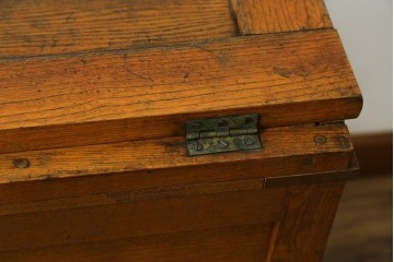 和製ヴィンテージ　十一屋(JUICHIYA)　上部が開く希少デザインのレトロな木製冷蔵庫　(R-085334)