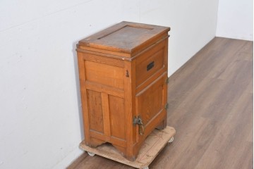 和製ヴィンテージ　十一屋(JUICHIYA)　上部が開く希少デザインのレトロな木製冷蔵庫　(R-085334)