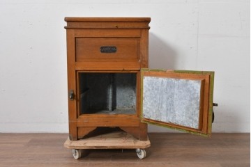 和製ヴィンテージ　十一屋(JUICHIYA)　上部が開く希少デザインのレトロな木製冷蔵庫　(R-085334)