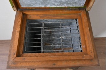 和製ヴィンテージ　十一屋(JUICHIYA)　上部が開く希少デザインのレトロな木製冷蔵庫　(R-085334)