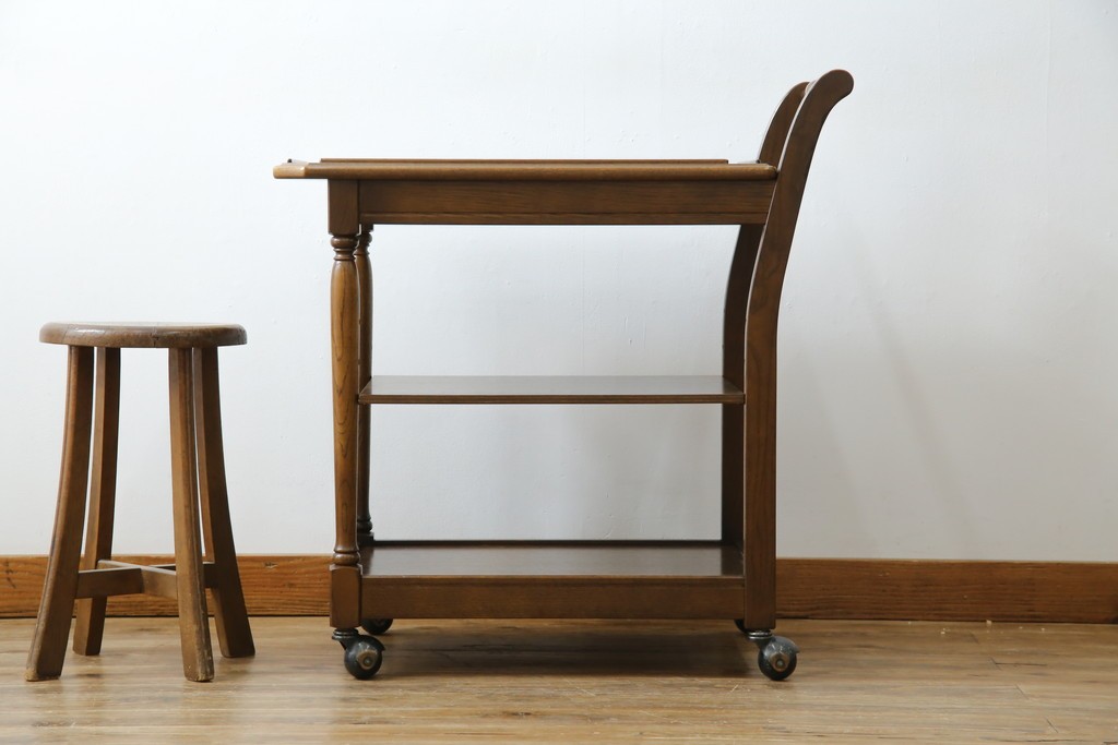 中古　美品　飛騨産業　挽き物脚がアクセントの木製キャスターワゴン　定価約10万円　(R-085335)