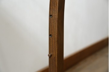 中古　美品　飛騨産業　挽き物脚がアクセントの木製キャスターワゴン　定価約10万円　(R-085335)