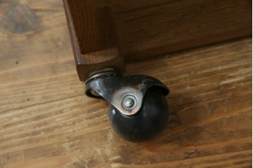 中古　美品　飛騨産業　挽き物脚がアクセントの木製キャスターワゴン　定価約10万円　(R-085335)