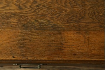 和製ヴィンテージ　良品!!　楢(ナラ)材　丁寧に仕上げられた框組み天板のレトロな文机　(R-085336)