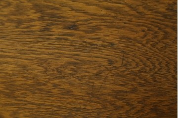 和製ヴィンテージ　良品!!　楢(ナラ)材　丁寧に仕上げられた框組み天板のレトロな文机　(R-085336)