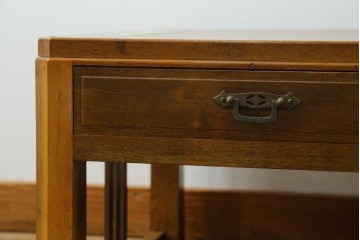 和製ヴィンテージ　良品!!　楢(ナラ)材　丁寧に仕上げられた框組み天板のレトロな文机　(R-085336)