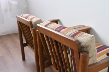 和製ヴィンテージ　ナラ材　カラフルなストライプ柄ファブリックのイージーチェア2脚セット　(R-085337)