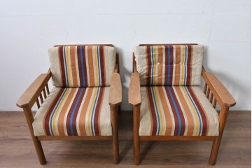 和製ヴィンテージ　ナラ材　カラフルなストライプ柄ファブリックのイージーチェア2脚セット　(R-085337)