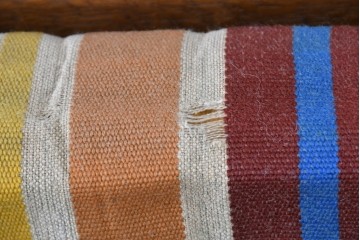 和製ヴィンテージ　ナラ材　カラフルなストライプ柄ファブリックのイージーチェア2脚セット　(R-085337)