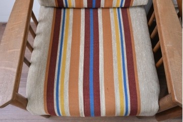 和製ヴィンテージ　ナラ材　カラフルなストライプ柄ファブリックのイージーチェア2脚セット　(R-085337)