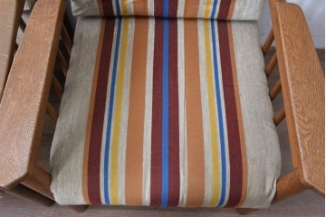 和製ヴィンテージ　ナラ材　カラフルなストライプ柄ファブリックのイージーチェア2脚セット　(R-085337)