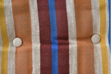 和製ヴィンテージ　ナラ材　カラフルなストライプ柄ファブリックのイージーチェア2脚セット　(R-085337)