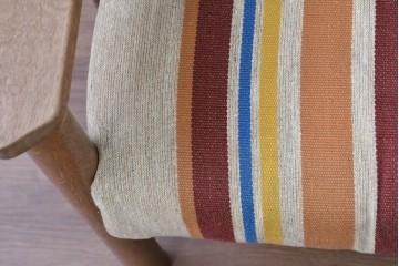 和製ヴィンテージ　ナラ材　カラフルなストライプ柄ファブリックのイージーチェア2脚セット　(R-085337)