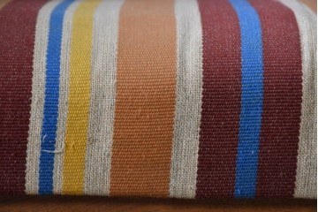 和製ヴィンテージ　ナラ材　カラフルなストライプ柄ファブリックのイージーチェア2脚セット　(R-085337)