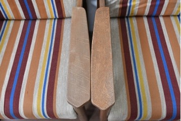 和製ヴィンテージ　ナラ材　カラフルなストライプ柄ファブリックのイージーチェア2脚セット　(R-085337)