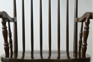 和製ヴィンテージ　飛騨高山　柏木工(KASHIWA)　端正な挽物脚が目を引くロッキングチェア　(R-085338)