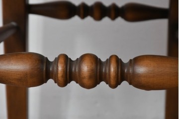 和製ヴィンテージ　オールドコスガ(KOSUGA)　背もたれ装飾が優美なダイニングチェア2脚セット　(R-085339)