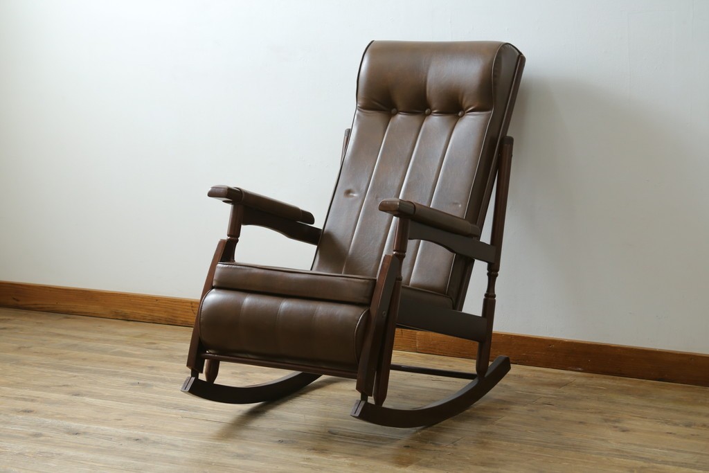 和製ヴィンテージ　東洋ファニチャー(TOYO FURNITURE)　ビニールレザー　折り畳み式フットレストが付いたロッキングチェア　(R-085340)