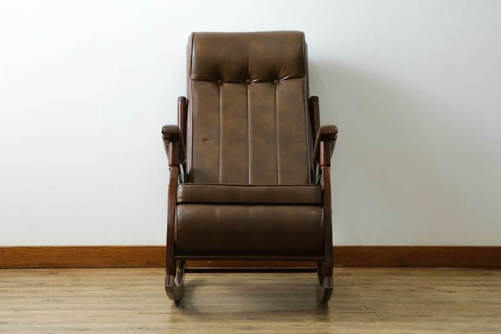 和製ヴィンテージ　東洋ファニチャー(TOYO FURNITURE)　ビニールレザー　折り畳み式フットレストが付いたロッキングチェア　(R-085340)