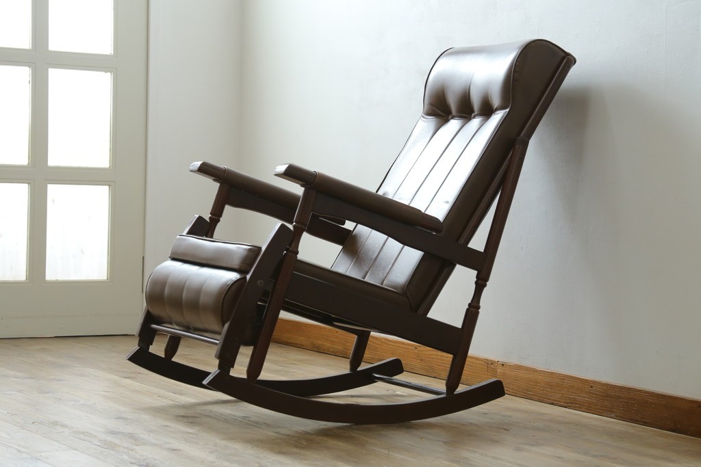 和製ヴィンテージ　東洋ファニチャー(TOYO FURNITURE)　ビニールレザー　折り畳み式フットレストが付いたロッキングチェア　(R-085340)