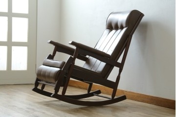 和製ヴィンテージ　東洋ファニチャー(TOYO FURNITURE)　ビニールレザー　折り畳み式フットレストが付いたロッキングチェア　(R-085340)