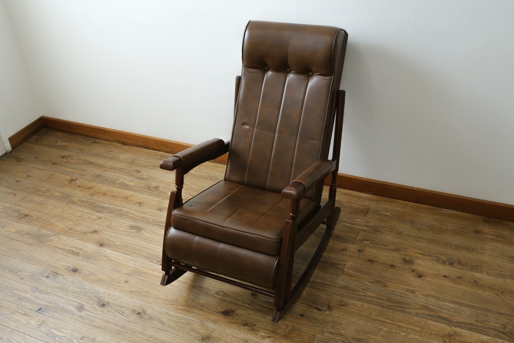和製ヴィンテージ　東洋ファニチャー(TOYO FURNITURE)　ビニールレザー　折り畳み式フットレストが付いたロッキングチェア　(R-085340)