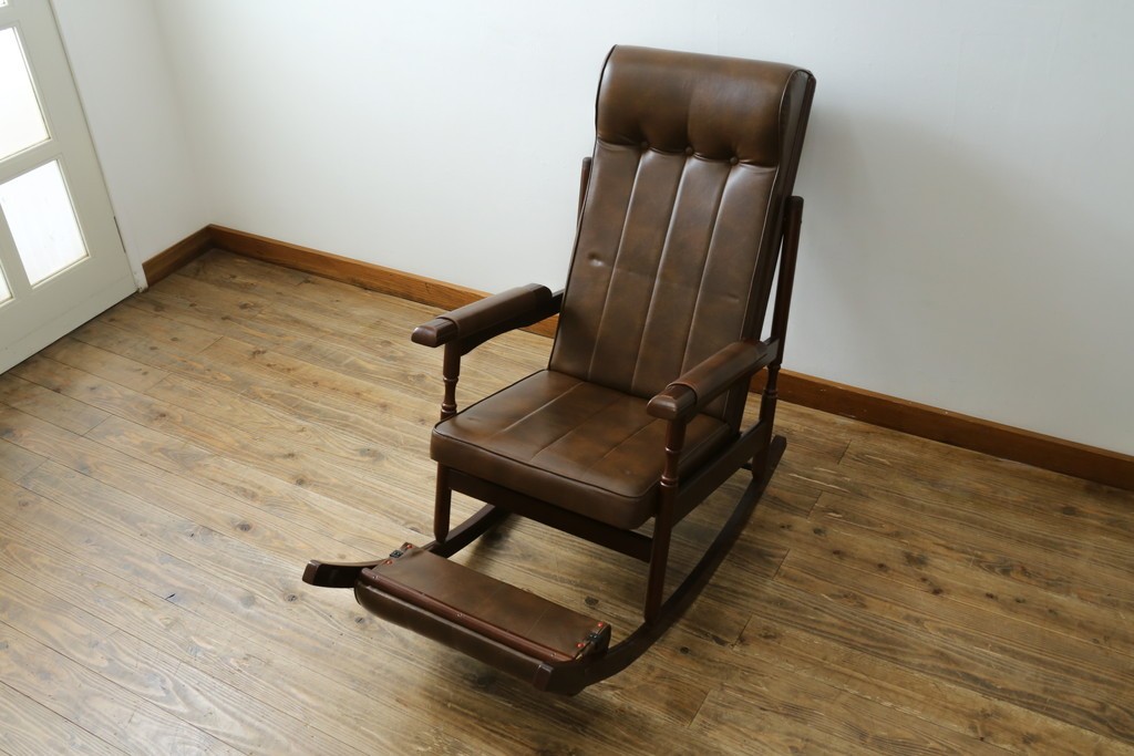 和製ヴィンテージ　東洋ファニチャー(TOYO FURNITURE)　ビニールレザー　折り畳み式フットレストが付いたロッキングチェア　(R-085340)