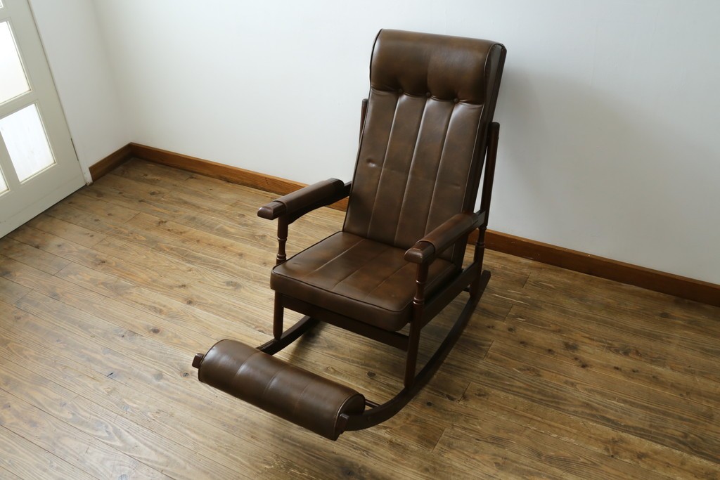 和製ヴィンテージ　東洋ファニチャー(TOYO FURNITURE)　ビニールレザー　折り畳み式フットレストが付いたロッキングチェア　(R-085340)