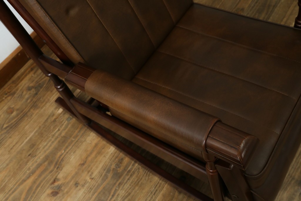 和製ヴィンテージ　東洋ファニチャー(TOYO FURNITURE)　ビニールレザー　折り畳み式フットレストが付いたロッキングチェア　(R-085340)