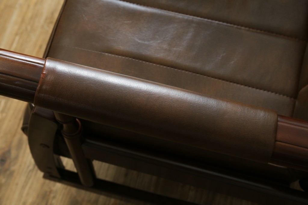 和製ヴィンテージ　東洋ファニチャー(TOYO FURNITURE)　ビニールレザー　折り畳み式フットレストが付いたロッキングチェア　(R-085340)