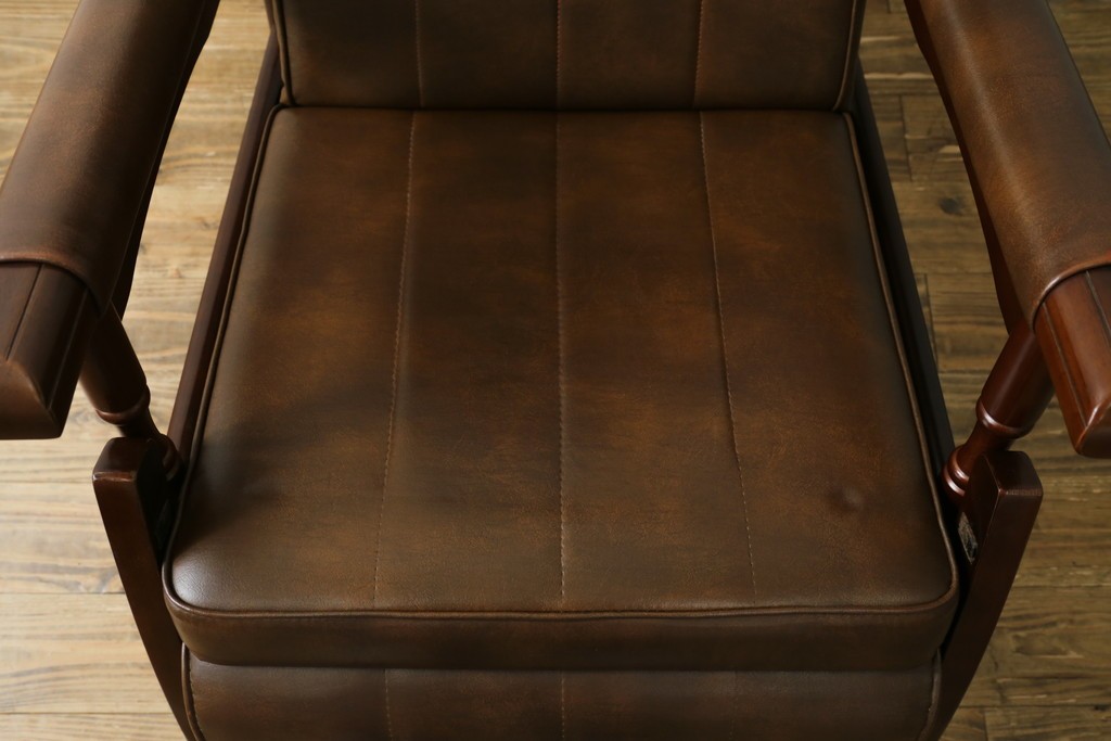 和製ヴィンテージ　東洋ファニチャー(TOYO FURNITURE)　ビニールレザー　折り畳み式フットレストが付いたロッキングチェア　(R-085340)