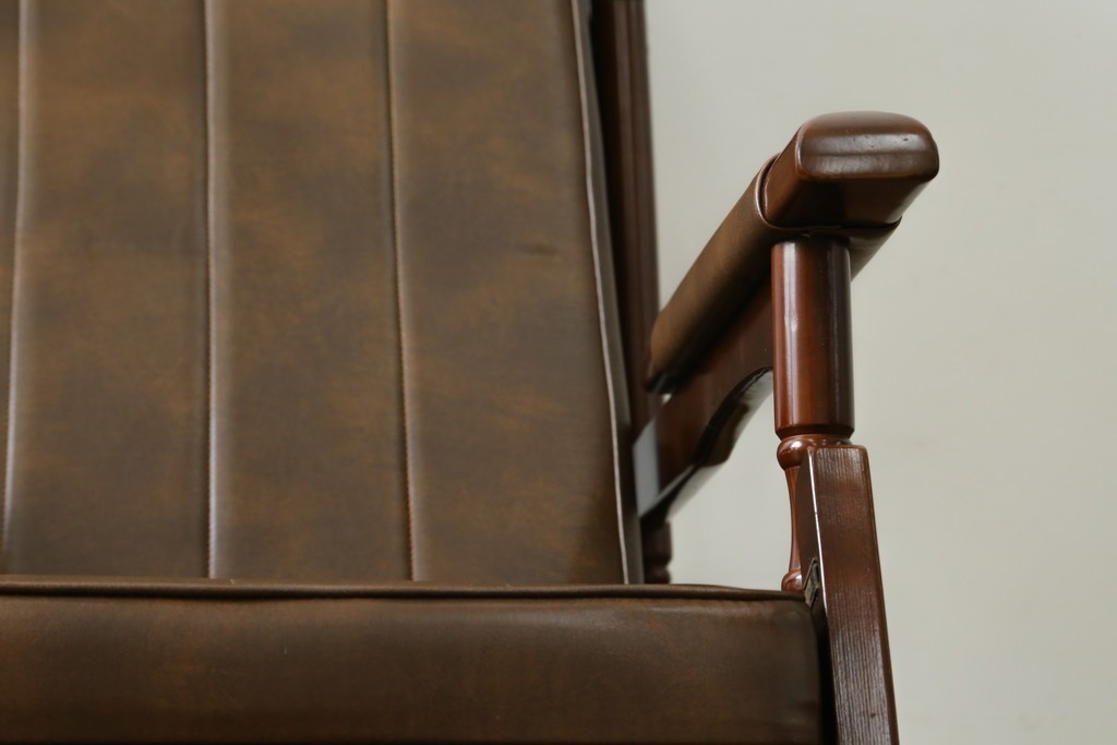 和製ヴィンテージ　東洋ファニチャー(TOYO FURNITURE)　ビニールレザー　折り畳み式フットレストが付いたロッキングチェア　(R-085340)