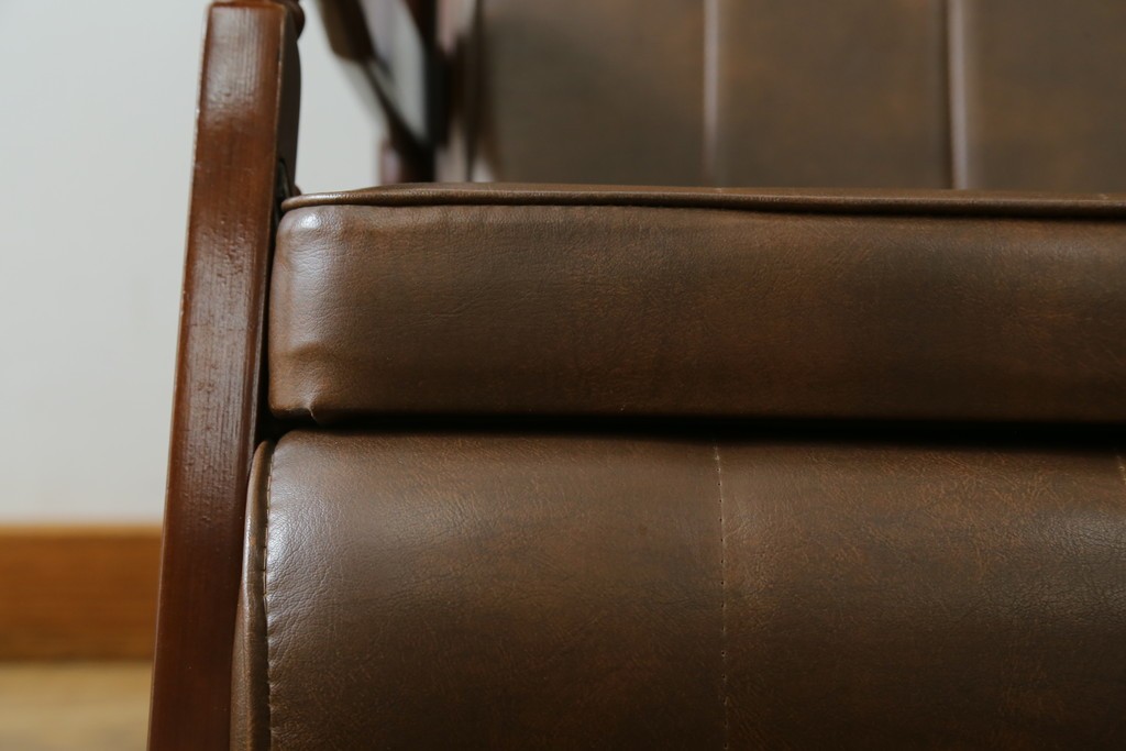 和製ヴィンテージ　東洋ファニチャー(TOYO FURNITURE)　ビニールレザー　折り畳み式フットレストが付いたロッキングチェア　(R-085340)
