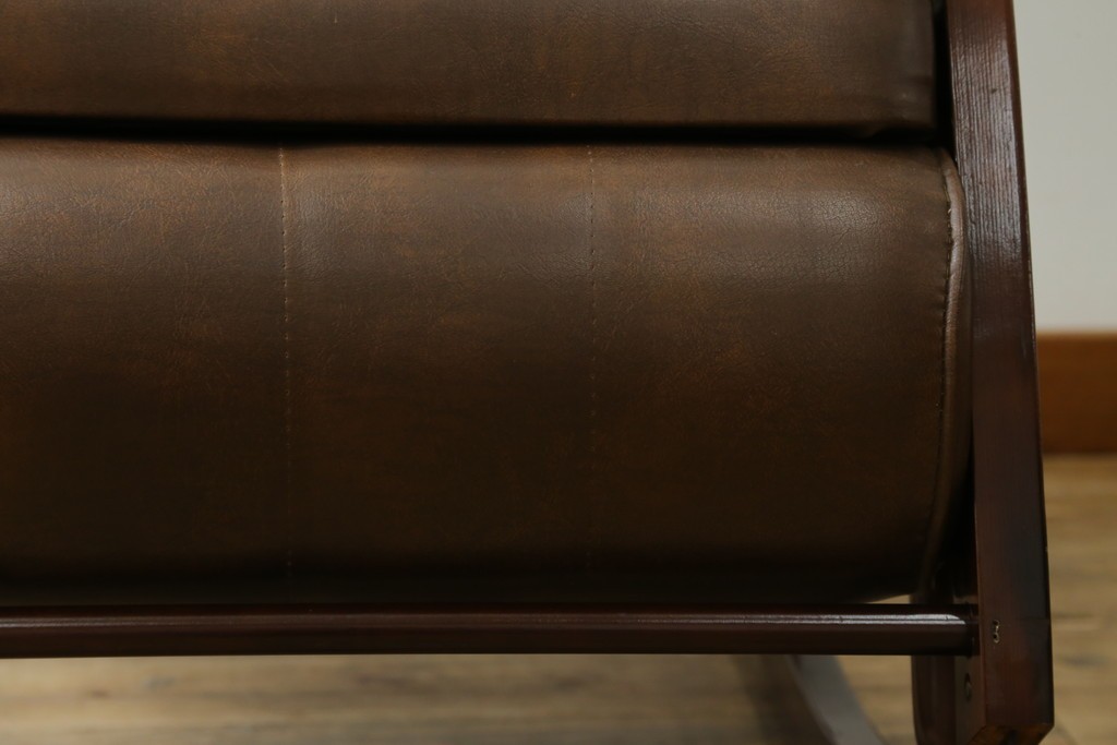 和製ヴィンテージ　東洋ファニチャー(TOYO FURNITURE)　ビニールレザー　折り畳み式フットレストが付いたロッキングチェア　(R-085340)